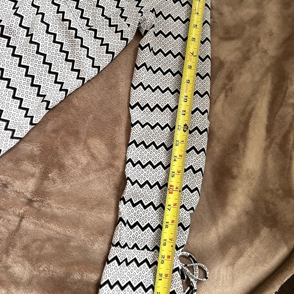 Candies Black/White Print Long Sleeve Button Down Blouse, Size M 100% Polyester - Picture 10 of 10